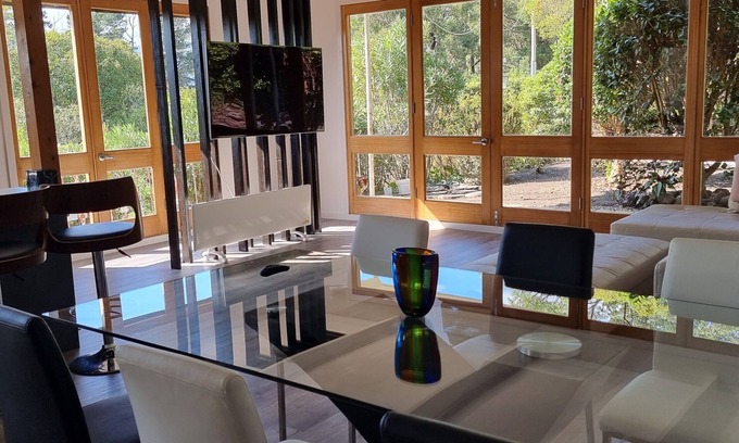Woori Yallock House | Serene Country House with Kitchen and Breakfast Included