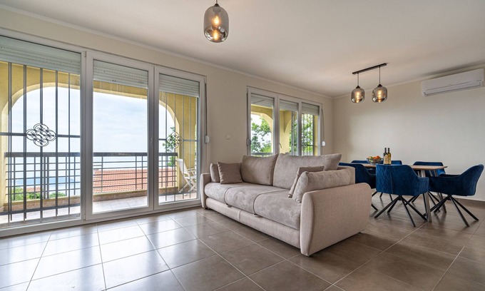 Lapcici Villa | Private 3-BDRM Villa Monte Hill with Pool & Breakfast