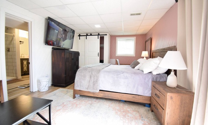 Englewood House | Private Retreat with Free Internet: Guest Rated 10/10!