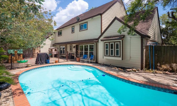 Barker House | Serene 4-Bed Family Retreat with Pool in Katy, Texas