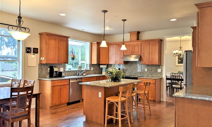Kenmore House | Quiet 5-Bedroom Family Retreat with Breakfast Included