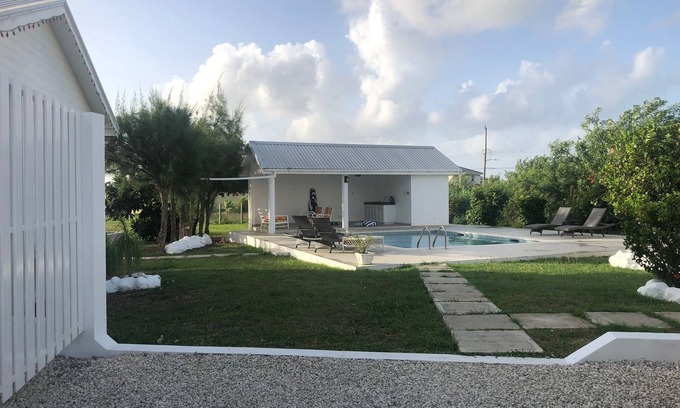 Work Hall House | Tranquil Retreat with Pool Just 5 Minutes from the Beach