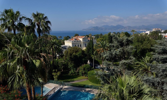 Cannes Apartment | Tranquil Retreat with Ocean View and Spa Amenities