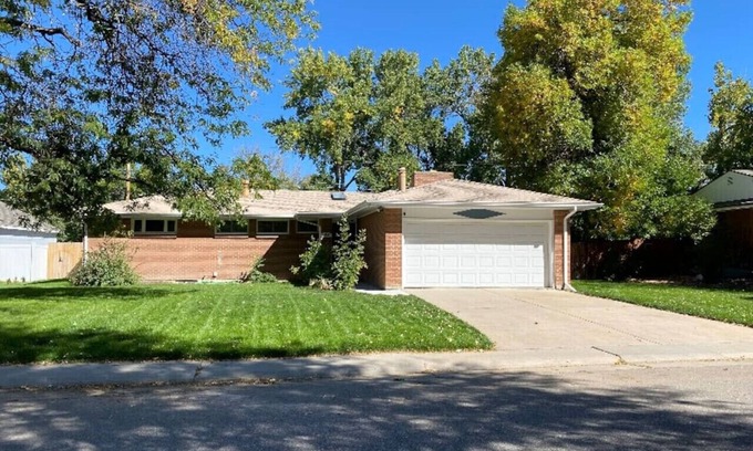 Littleton House | Tranquil Retreat with Kitchen & Breakfast in Centennial