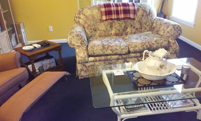 Adrian Bed & Breakfast | Peaceful Home in Meadowbrook with Family-Friendly Amenities