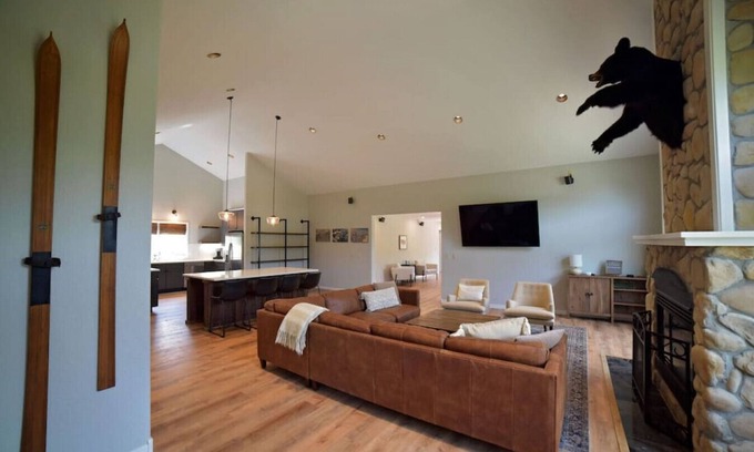 Three Peaks House | Tranquil Mountain Retreat with Pool and Spa Amenities