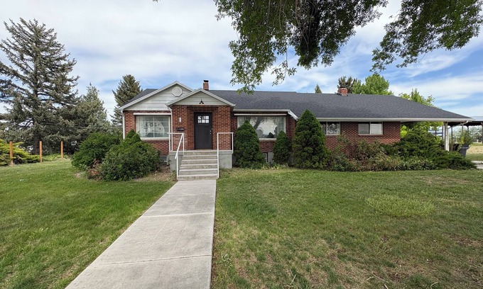 Elwood Other | Spacious and secluded 5-bedroom farmhouse with AC, WiFi in charming Tremonton