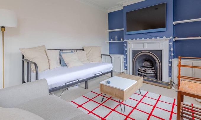 Ravenscourt Park Apartment | Spacious and Serene 1 Bedroom Flat in Ravenscourt Park