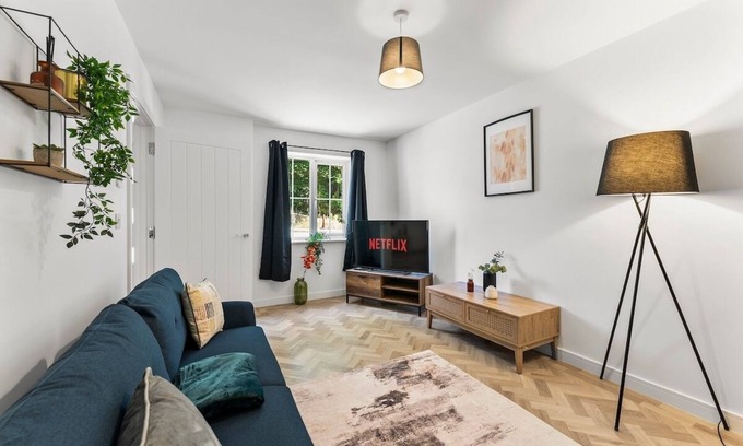 Newark upon Trent House | Spacious and Stylish Abode in Nottingham Sleeps 14