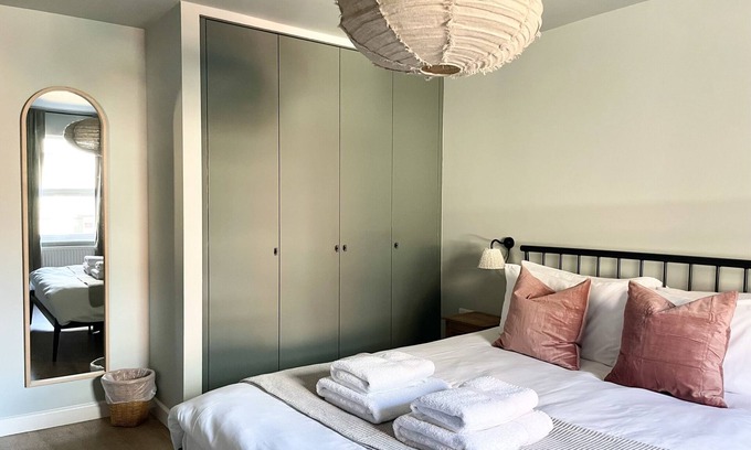 Bristol Apartment | Stylish Central Bristol Base with Kitchen Amenities