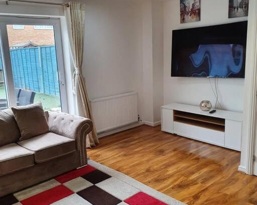 West Thurrock House | Inviting Town House Retreat Near Lakeside in Grays