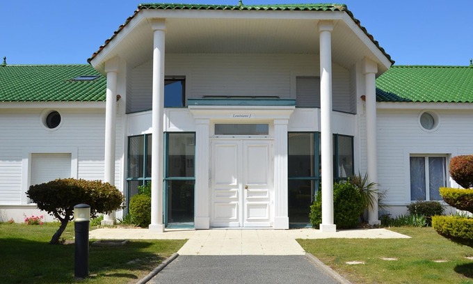 Saint-Jean-de-Monts Apartment | Spacious Apartment in Saint-Jean-de-Monts with Ocean View