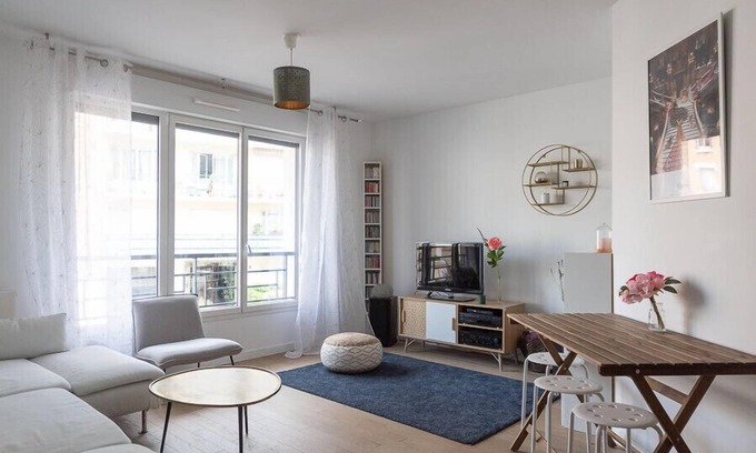 Charenton-le-Pont Apartment | Convenient Apartment Near Paris City Center with Breakfast
