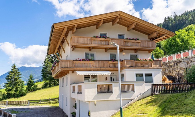 Gerlosbergeben Apartment | Stylish Apartment with Balconies and Scenic Views