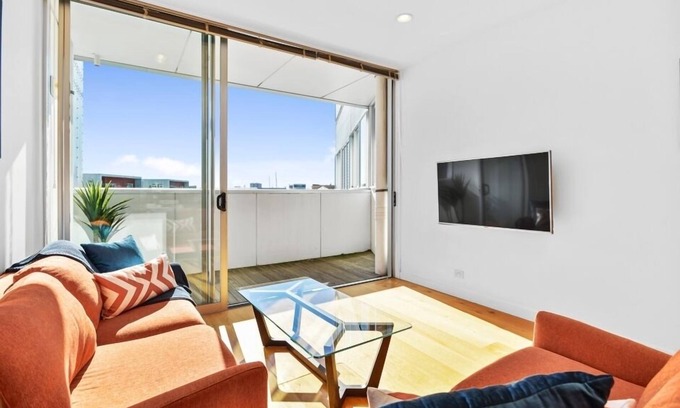 Auckland Central Business District Apartment | Inviting Apartment near Victoria Park with Pool & Hot Tub