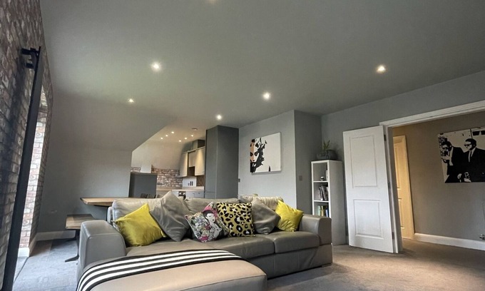 Solihull Apartment | Convenient Apartment Near NEC/BHX with Family Amenities