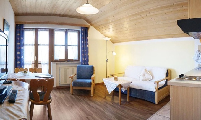 Wurding Apartment | Delightful Apartment with Balcony and Breakfast Included