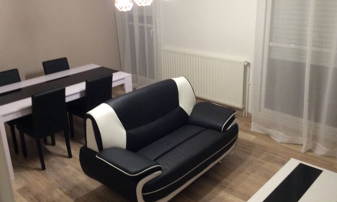 Saint-Jacques - Nazareth Apartment | Comfortable 3-Bedroom Apartment near Doutre-St Jacques
