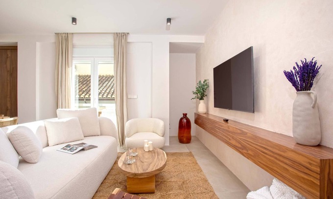 Centro - Sagrario Apartment | Central Granada Retreat with Spa and Family-Friendly Amenities