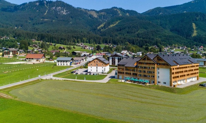 Gosau Apartment | Spacious Apartment in Gosau with shared Sauna