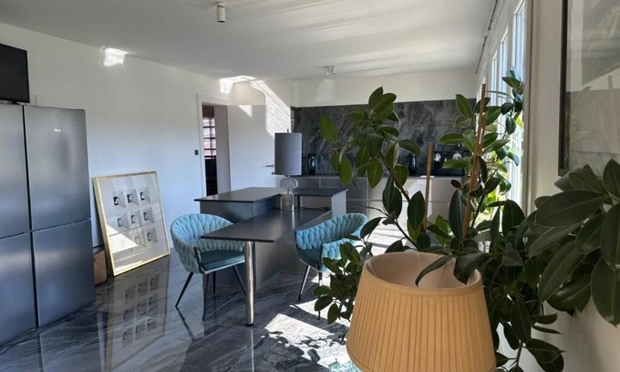 Epinal Apartment | Spacious apartment in the center of town, sleeps 6, 3 bedrooms, 3 bathrooms, superb view of the castle.