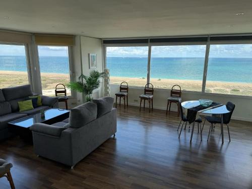 Pobles del Sud Apartment | Beachside 3-Bedroom Apartment with Pool & Sea View