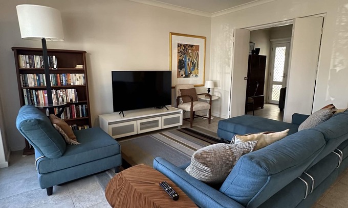 Cottesloe Apartment | Discover Beachfront Comfort at Cottesloe for Six Guests