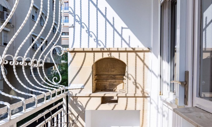 Goztepe Apartment | Modern Apartment on Bagdat Street, Kid-Friendly & Cozy