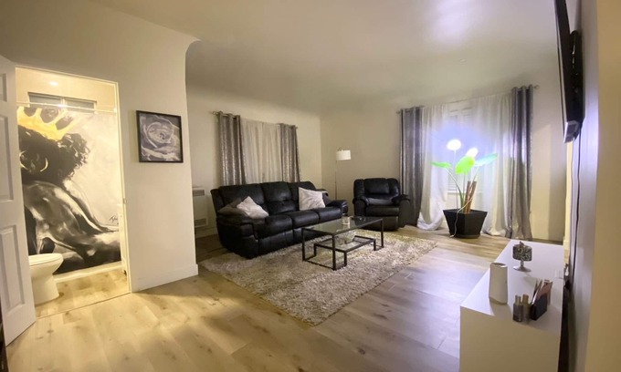 Wilshire Apartment | Ideal Apartment Near DTLA - Pet and Child Friendly