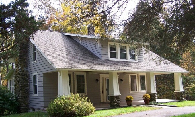 High Falls House | Beautiful Arts and Crafts Home with Breakfast in High Falls