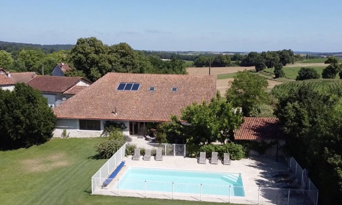 Bonnes House | Inviting Barn Conversion for 12 with Pool near Aubeterre
