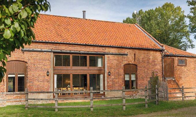 Aldborough House | Relaxing Barn Retreat with Hot Tub Near North Norfolk Coast
