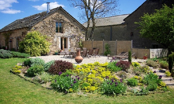 Pampelonne House | Inviting Barn Retreat with Pool in Serene Hamlet Setting