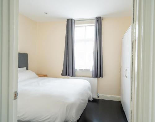 High Barnet Apartment | Spacious Barnet Flat in Tudor-Style Building