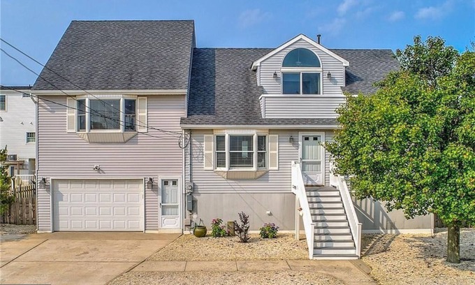 North Beach Haven House | Family Beach House: Walk to Sand, Ocean Views & Breakfast