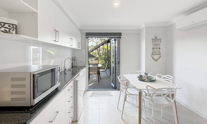 Surf Beach Apartment | Beachfront Studio with Alfresco Dining and Ocean View