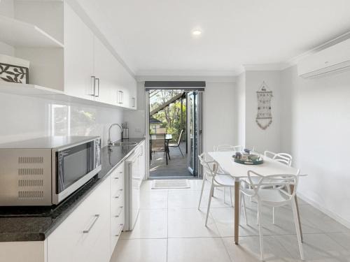 Surf Beach Apartment | Beachfront Studio with Alfresco Dining for Family Adventures