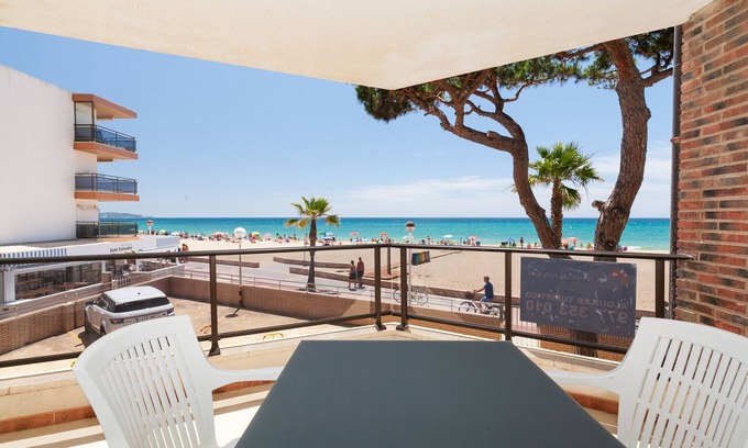 Vilafortuny Apartment | Inviting Beachfront Family Apartment with Ocean Views