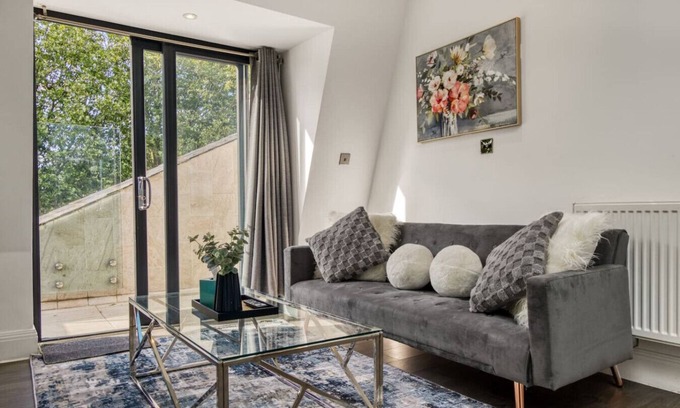 Southfields Apartment | Modern 2 Bed 2 Bath Retreat with Spa and Hot Tub
