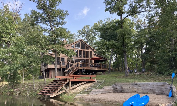 Wright City Ski Chalet | Pet-Friendly Black Dog Chalet with Pool & Lake Views
