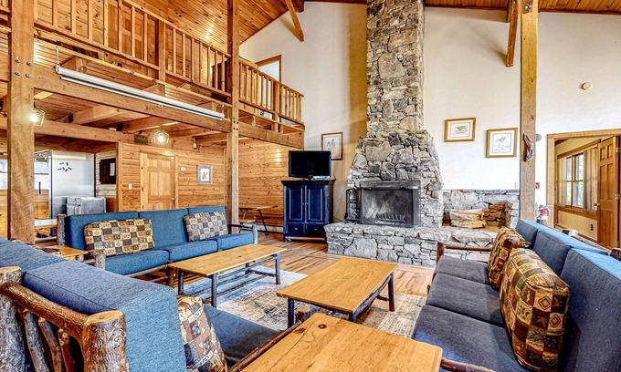 Black Mountain Hotel | Inviting Black Mountain Cabin with Game Room & Firepit