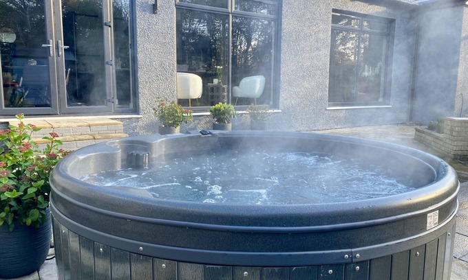 Duddingston Villa | Elegant Villa Retreat with Garden and Hot Tub Awaits