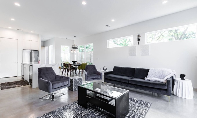 Old East Dallas House | New Six Bedroom Villa with Pet-Friendly Amenities