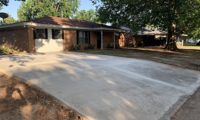 Fort Cobb House | Inviting Brick Home for Family Getaways - Guest Rated: 9.8