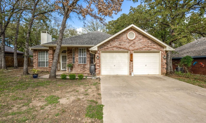 Denton House | Kid-Friendly Brick House with Hot Tub & 10/10 Rating