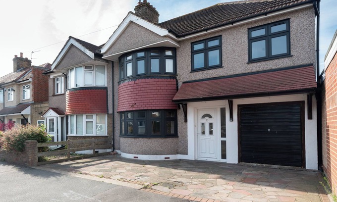 St. Michael's House | Spacious & Bright 4-Bed Family House + Parking