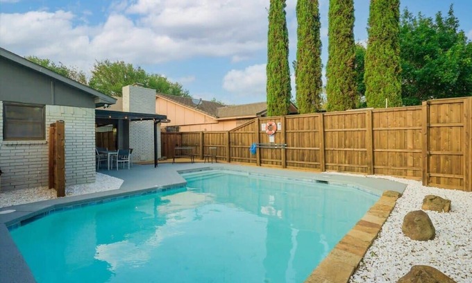 Dallas House | Modern Home with Pool - Guest Rated 9/10 & Pet Friendly