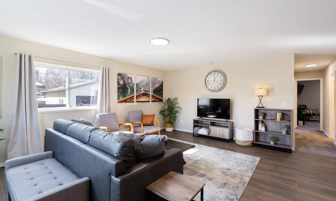 Bayshore - Klatt House | Bright and Convenient Anchorage Retreat with Spa & Kitchen