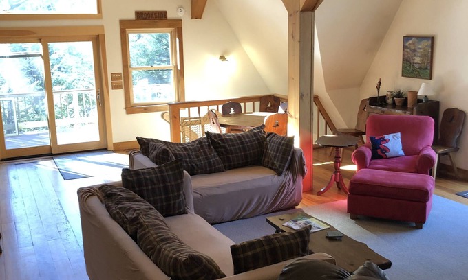 Londonderry House | Bright Living Area Near Bromley Mountain Adventure Park