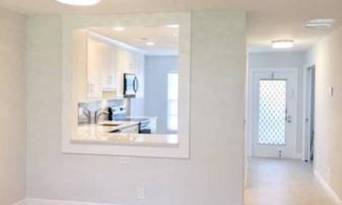 Delray Beach Condo | Bright 2/2 Near Trendy Downtown Delray Beach with Pool